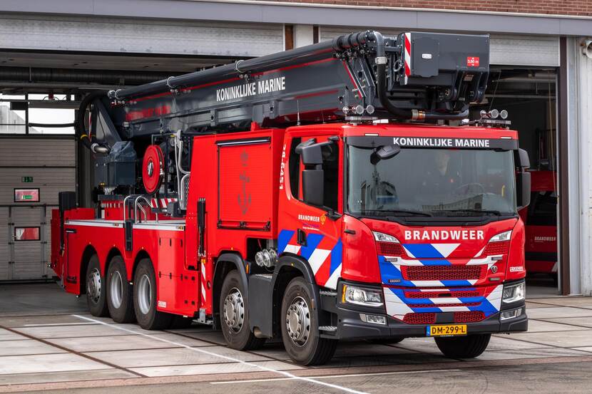 Een hoogwerker van de marine brandweer.