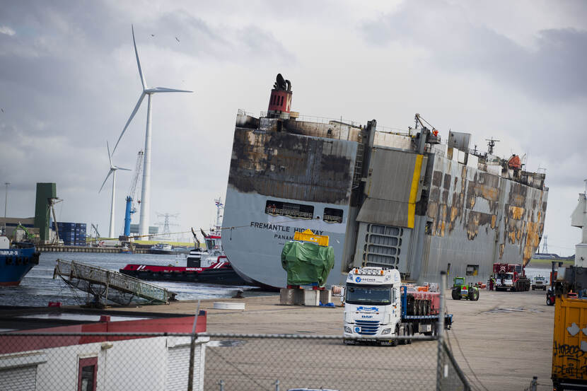 De uitgebrande Fremantle Highway ligt afgemeerd in de Eemshaven.