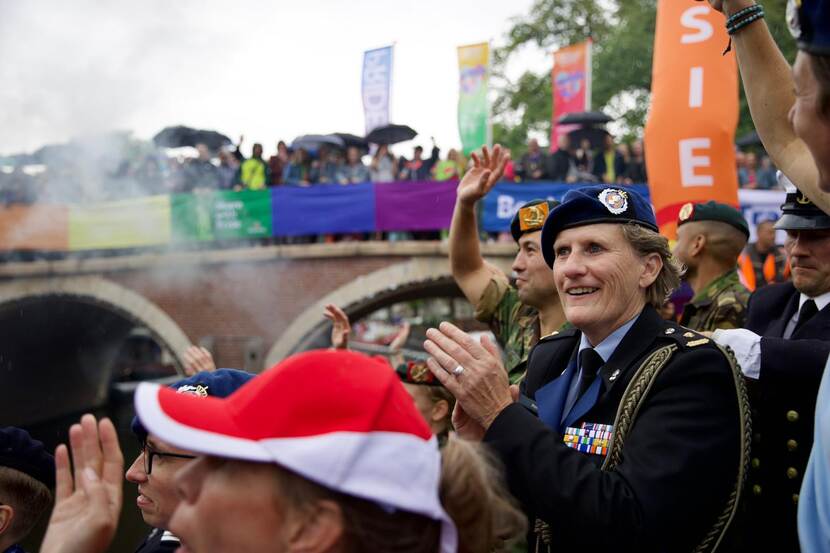 Militairen en burgers op de Defensieboot.