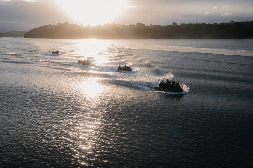 Mariniers in 4 RHIB's varen achter elkaar.