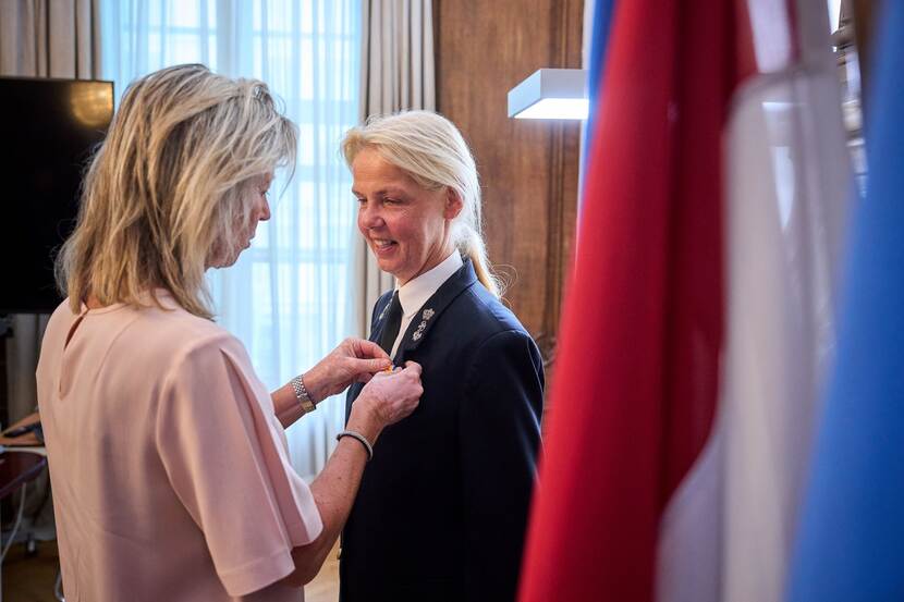 Minister Ollongren reikt de Koninklijke onderscheiding uit.