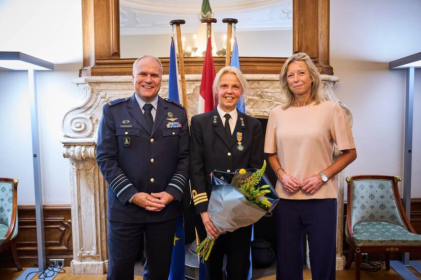 Ella van den Heuvel poseert met generaal Onno Eichelsheim en minister Kajsa Ollongren.