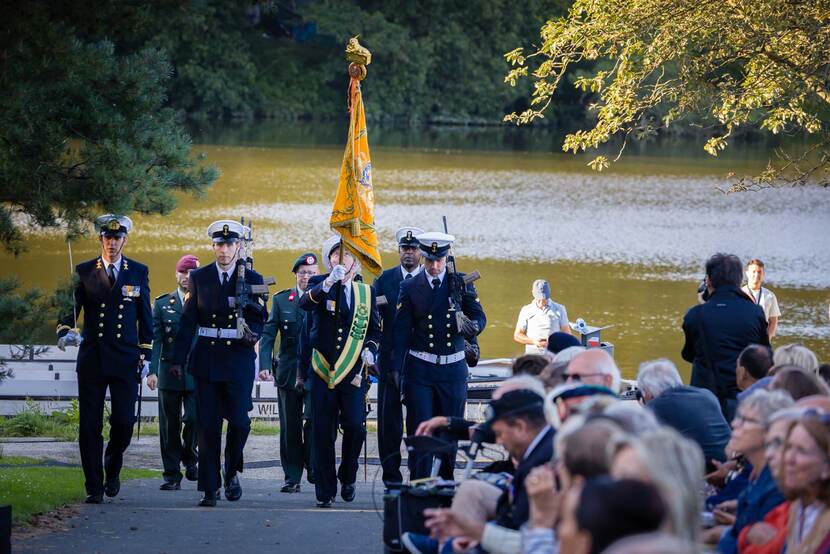 Personeel van de Onderzeedienst brengt het vaandel.