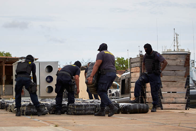 5 Militairen bij de pakketten met drugs.