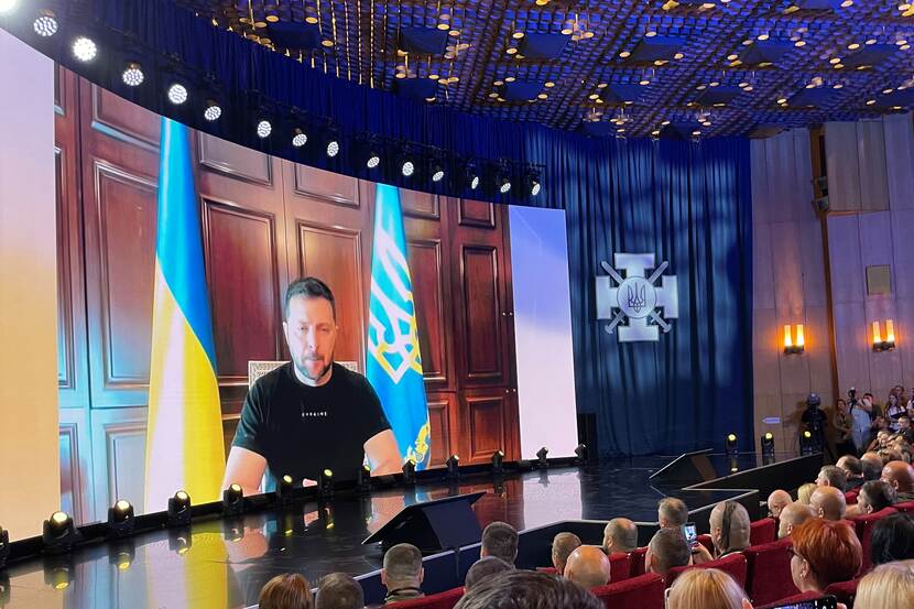De Oekraiense president op videobeeld.