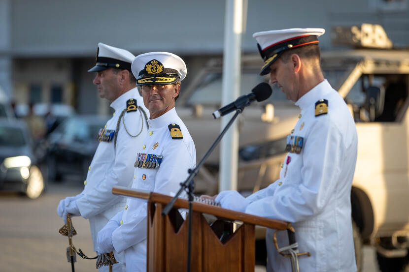 Scheidend commandant Frank Boots houdt een toespraak. Opvolgend commandant Walter Hansen kijkt toe.