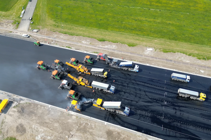 Renovatie start- en landingsbaan op Vliegbasis Eindhoven van bovenaf.