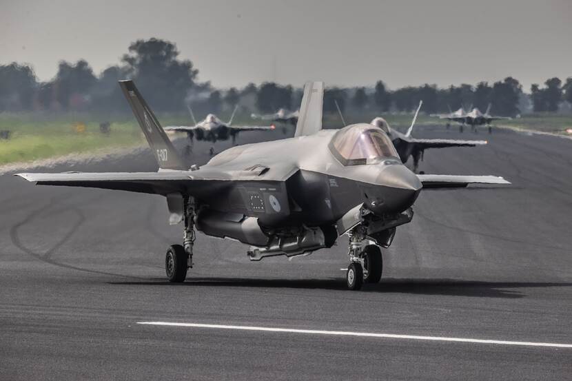 Landende F-35's.