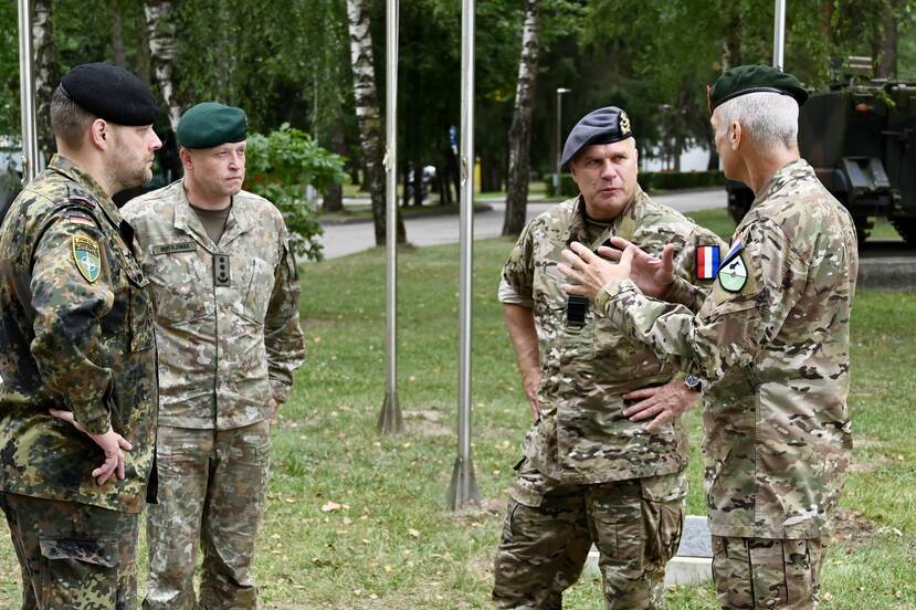 Onno Eichelsheim in gesprek met 3 militairen.