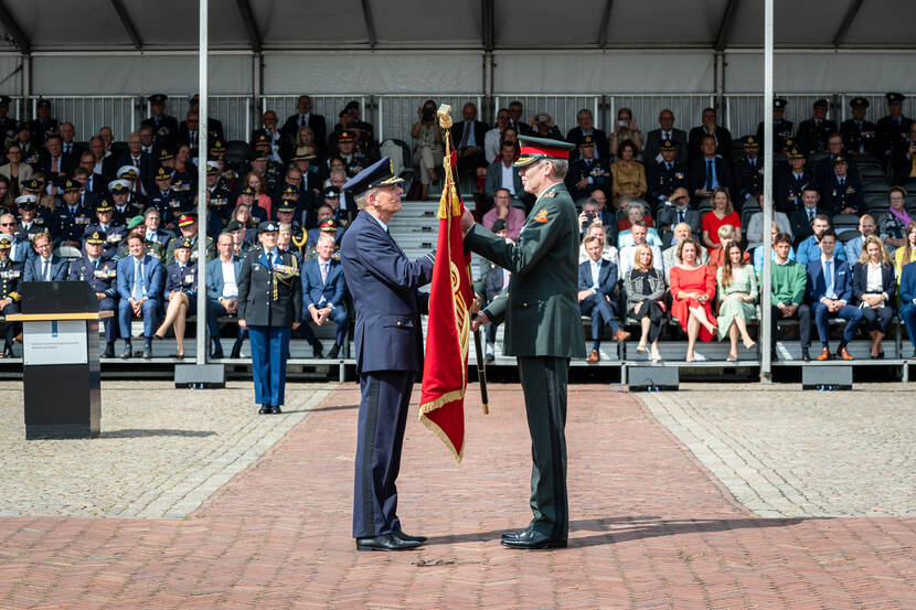 Luitenant-generaal Verbeek overhandigt de vlag aan ranggenoot Maas.