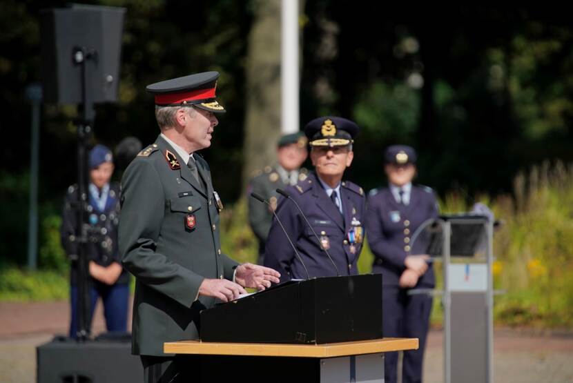 Luitenant-generaal Maas spreekt toehoorders toe als Dosco-commandant.
