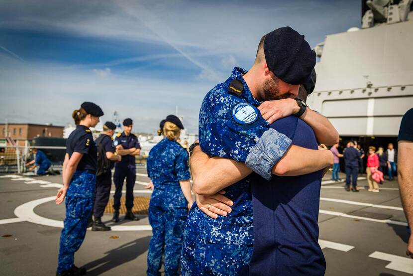 De bemanning van Zr.Ms. Tromp neemt afscheid van het thuisfront.