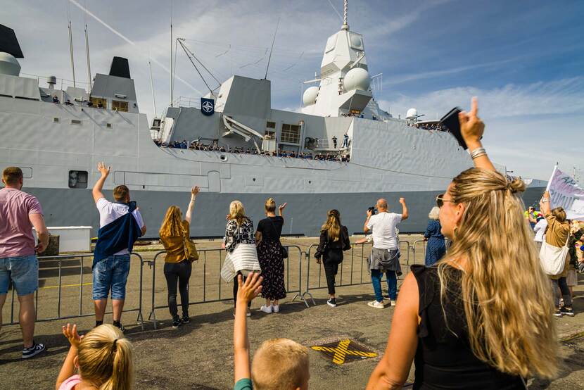 Thuisfront zwaait bemanning Zr.Ms. Tromp uit.