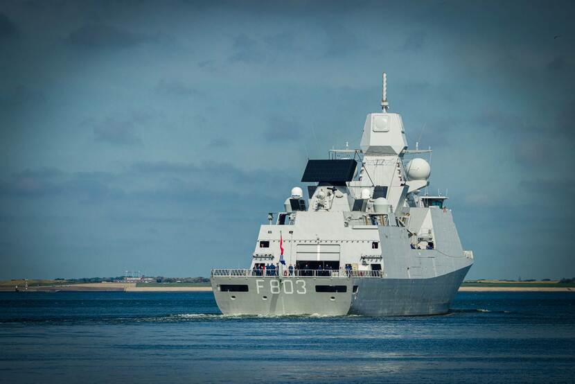 Zr.Ms. Tromp vaart haven Den Helder uit.