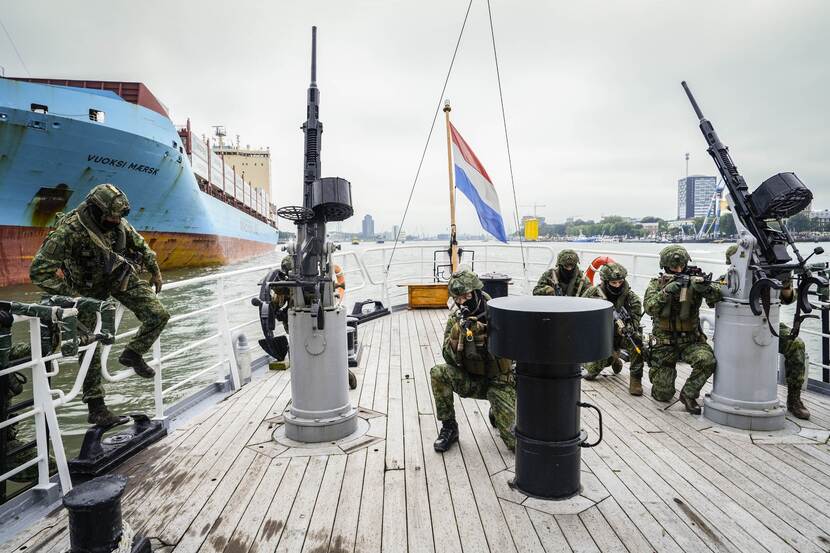 Een demonstratie van gewapende mariniers op een scheepsdek.