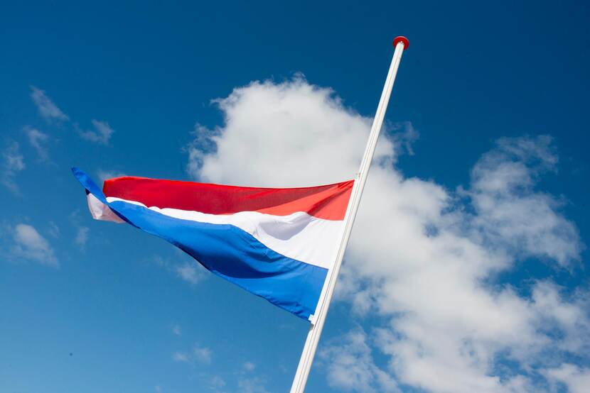 Een Nederlandse vlag die halfstok hangt.