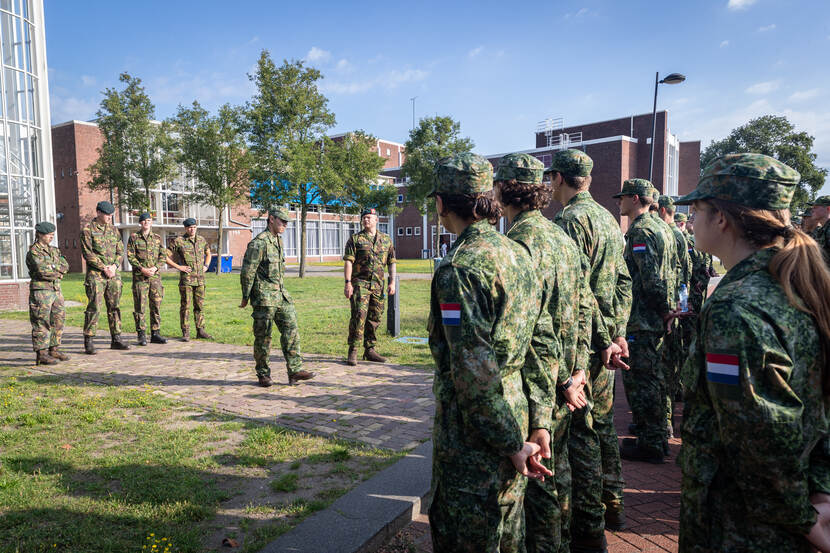 Een aantal dienjaarmilitairen in uniform bij de Generaal Spoorkazerne in Ermelo.