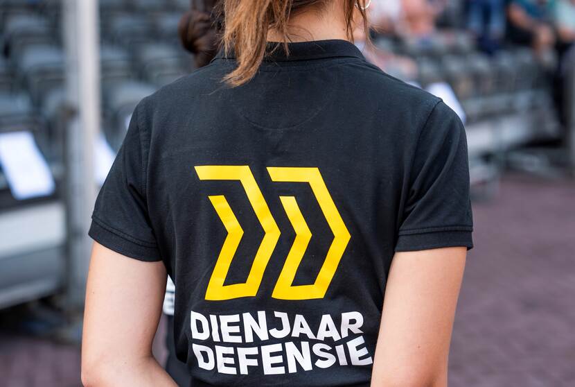 Achterkant T-shirt met de tekst Dienjaar Defensie.