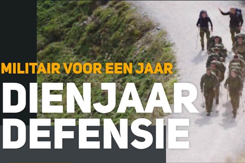 Luchtfoto van marcherende militairen met de tekst: Militair voor een jaar, Dienjaar Defensie.