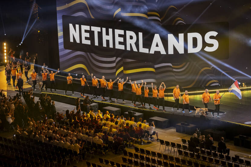 De Nederlandse ploeg komt de Merkul Spiel-Arena binnen. Op de achtergrond een groot beeldscherm met de tekst: Netherlands.