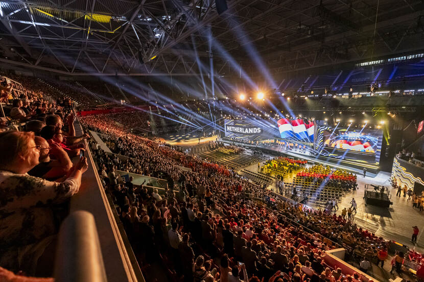 Overzichtsfoto van publiek en binnenkomst Nederlands team in een overvol Merkul Spiel-Arena.