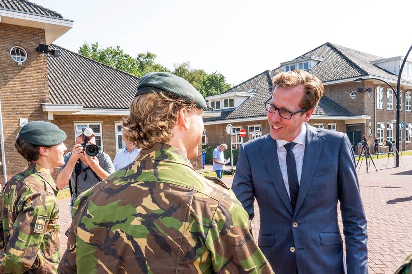 Staatssecretaris van Defensie Christophe van der Maat spreekt met 2 deelnemers Dienjaar.