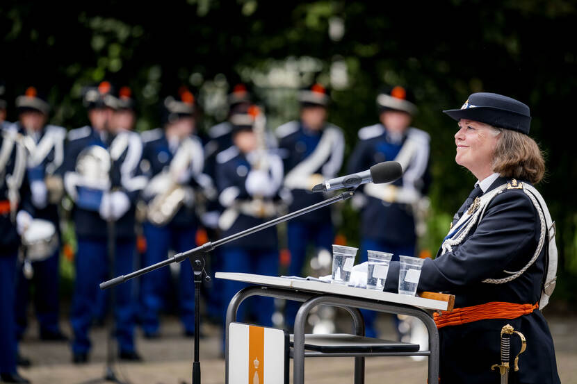 Commandant Annelore Roelofs achter katheder.