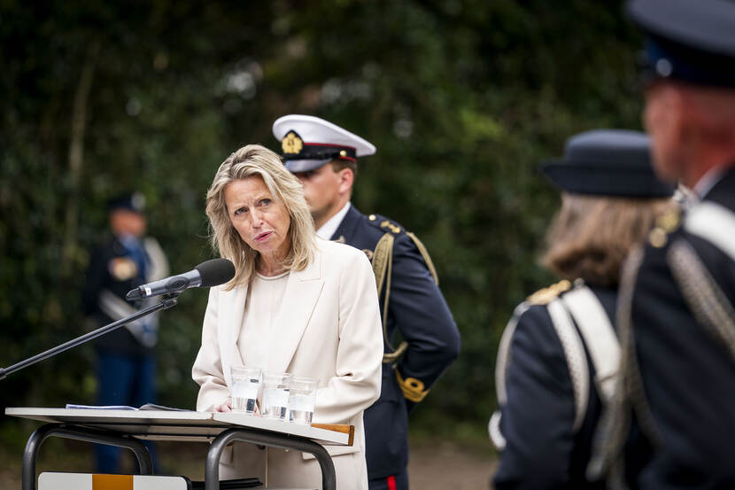 Minister Ollongren achter spreekgestoelte.