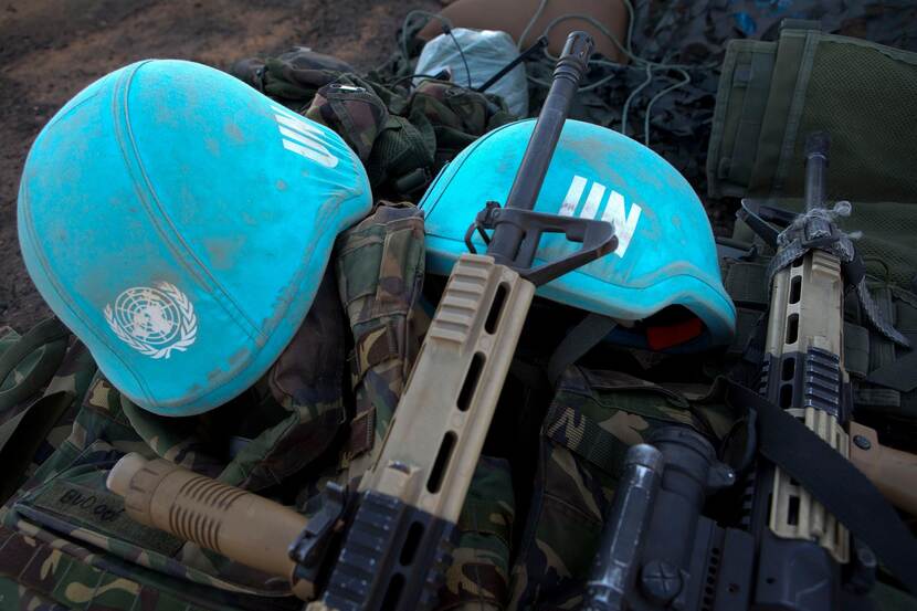 2 VN-helmen en wapens.