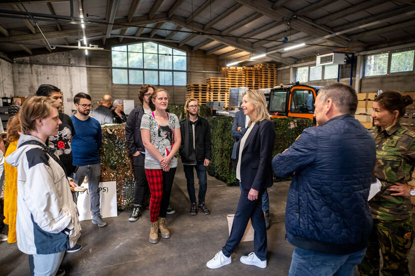 Minister Ollongren in gesprek met medewerkers van de Biga groep.