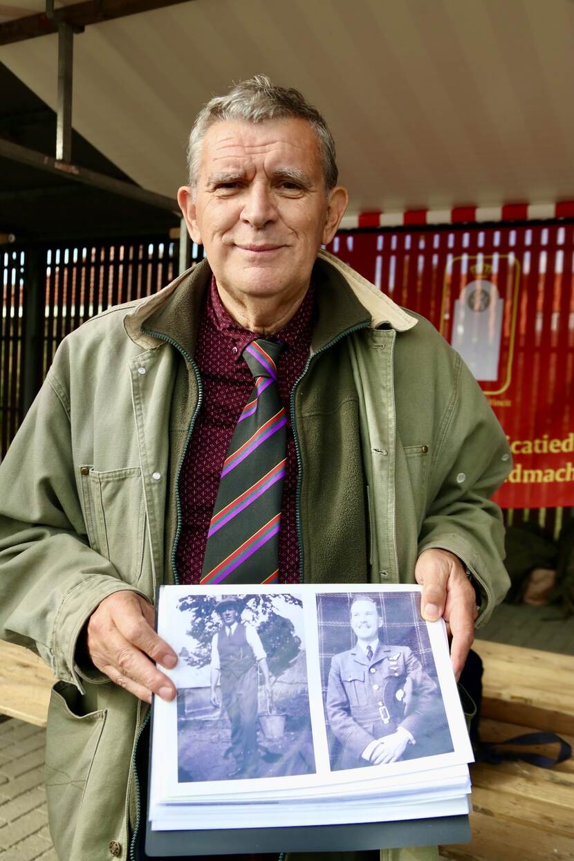 Een neef van Charles Sprack laat foto's zien.