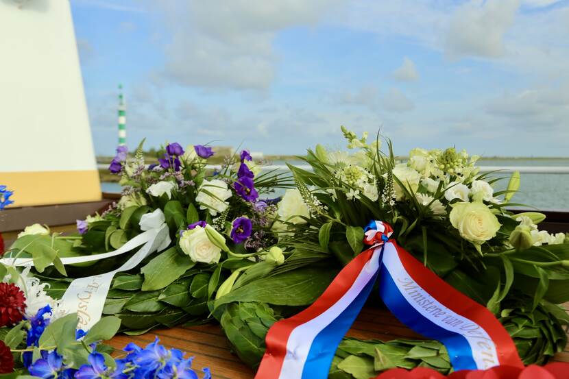 Bloemen als eerbetoon voor de slachtoffers.