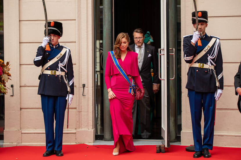 Dubbelpost marechaussee, met prinses Alexia en prins Constantijn.