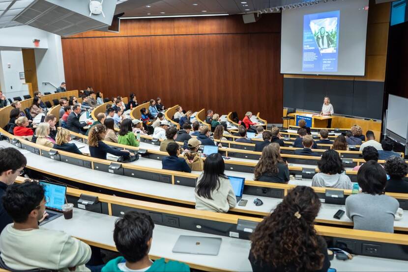 Minister spreekt voor studenten.