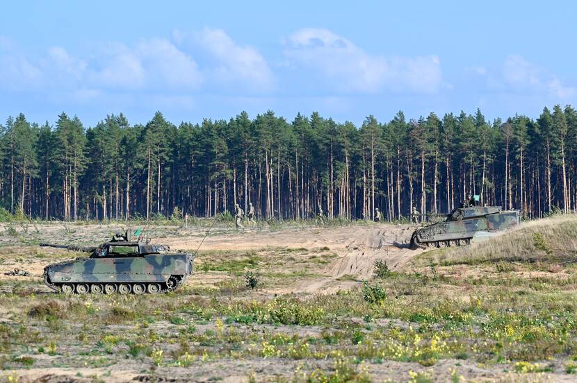 2 tanks en militairen in bosgebied.