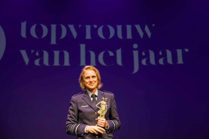 Luitenant-generaal Elanor Boekholt-O’Sullivan met prijs, op de achtergrond de tekst: Topvrouw van het Jaar.