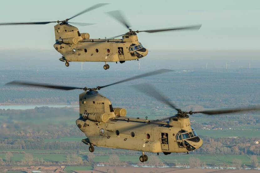 2 Chinooks in de lucht.