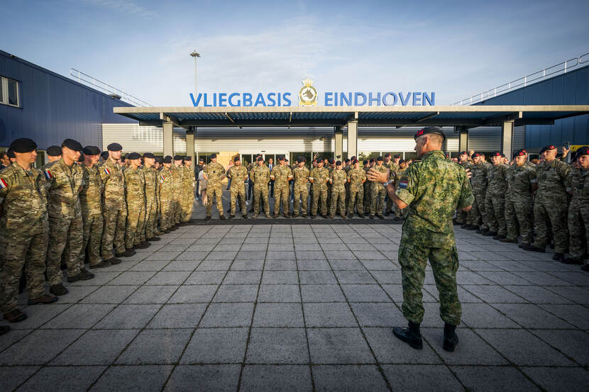 Brigadegeneraal der Mariniers Jan Hut spreekt zijn troepen toe.