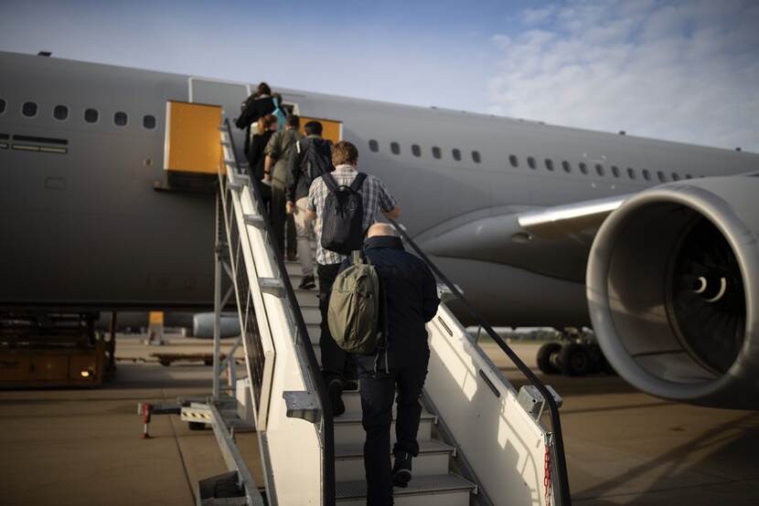 De passagiers gaan in Tel Aviv aan boord van een Airbus.