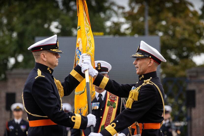 Brigadegeneraal Ivo Moerman neemt het vaandel over als nieuwe commandant  Korps Mariniers.