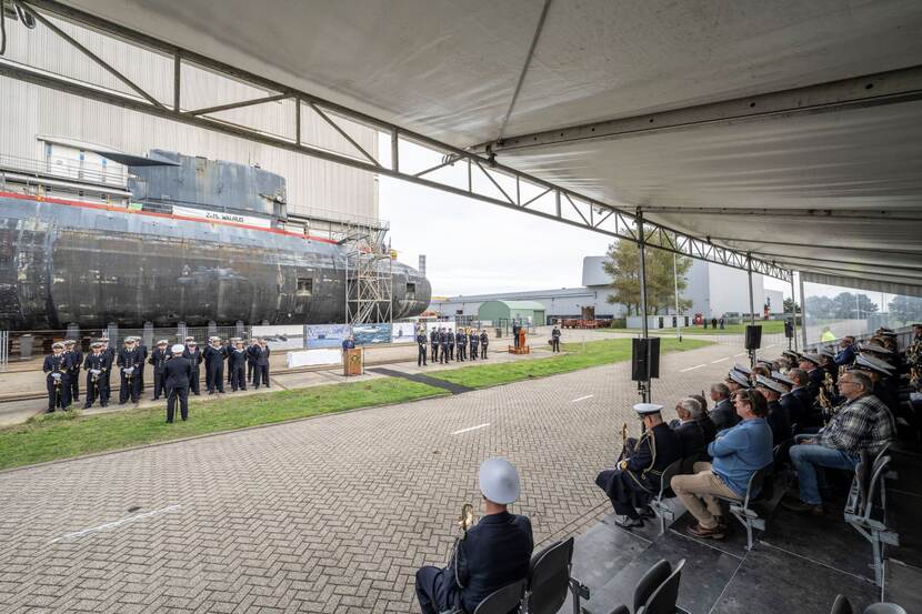 Zr.Ms. Walrus aan de kade, marinemensen staan er voor. Genodigden op tribune kijken toe.