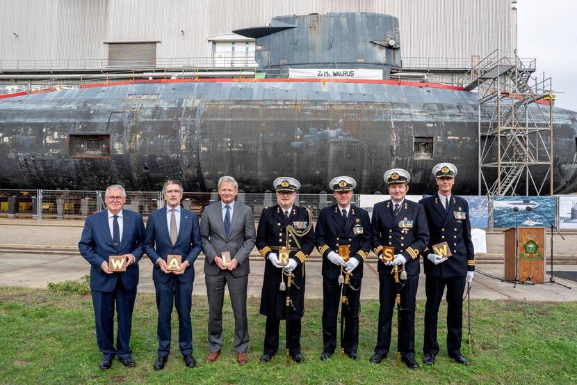 Oud-commandanten poseren nog 1 keer voor hun onderzeeboot.