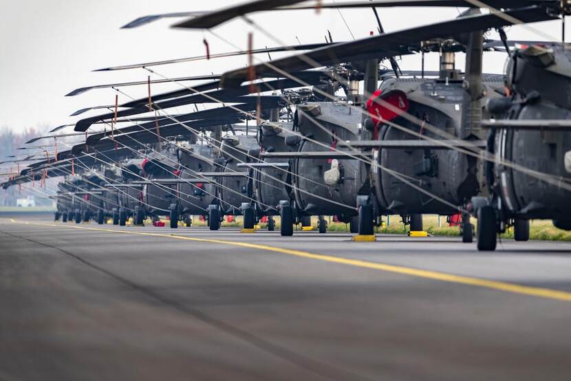 Archieffoto van Black Hawks tijdens een eerder transport van Amerikaans materieel door Nederland.