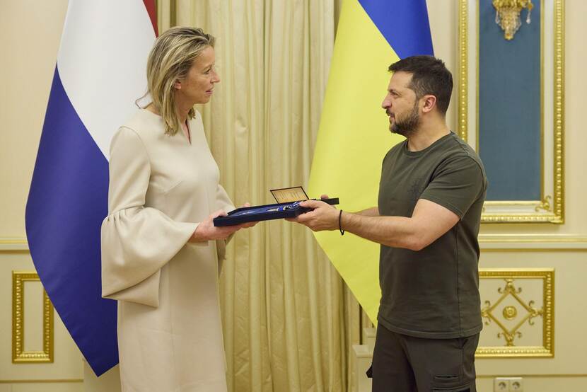 Uit handen van president Zelensky ontvangt de minister de Orde van Vorst Jaroslav de Wijze.