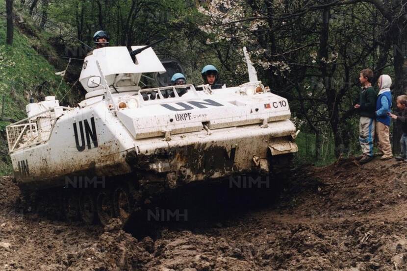 Wit militair VN-voertuig.