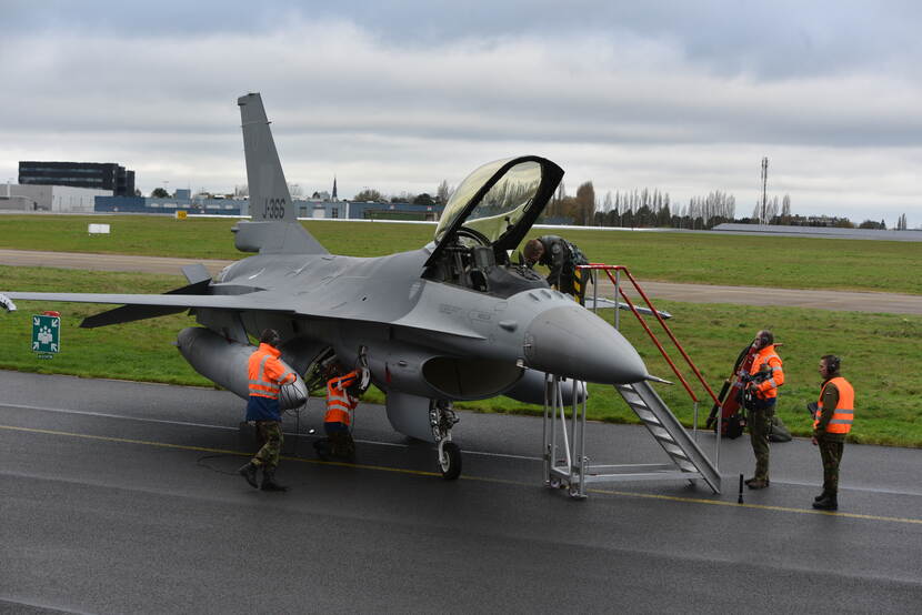 F16 готовий до вильоту.