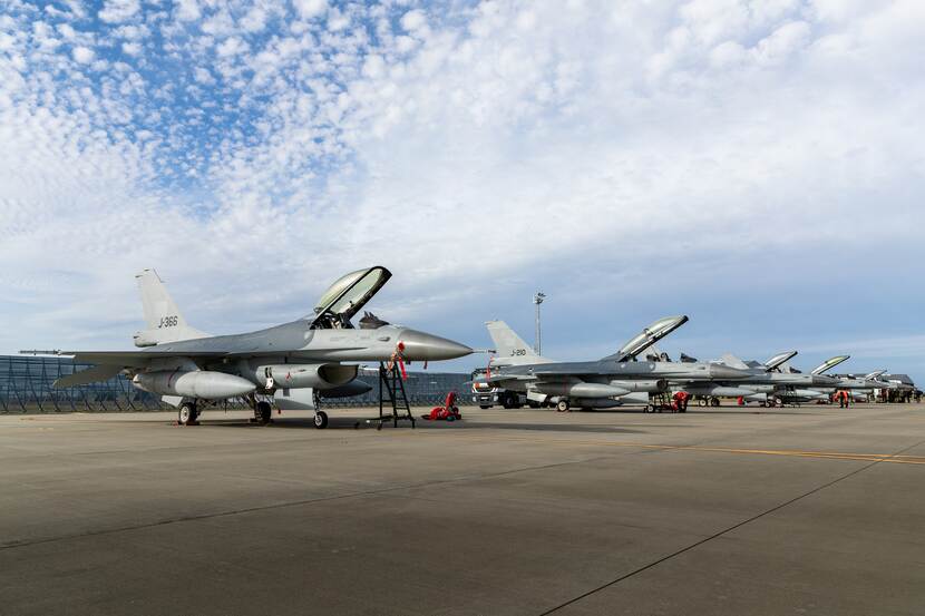 5 F-16's in rij op de grond.