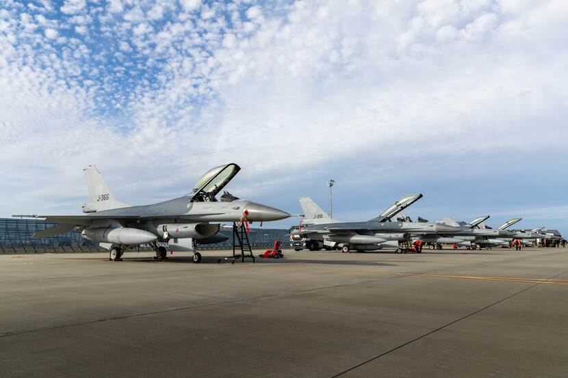 5 F-16's in een rij op de grond.