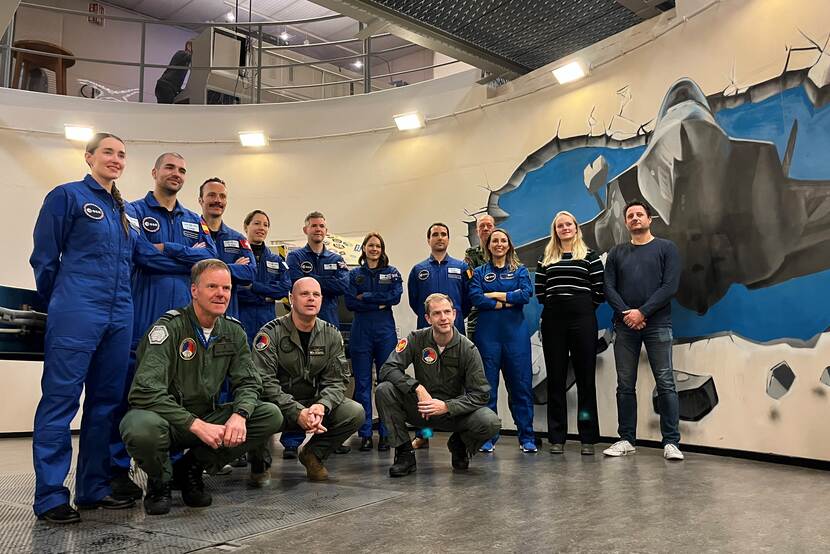 Astronauten en CML-crew, met in het midden commandant Ted Meeuwsen.