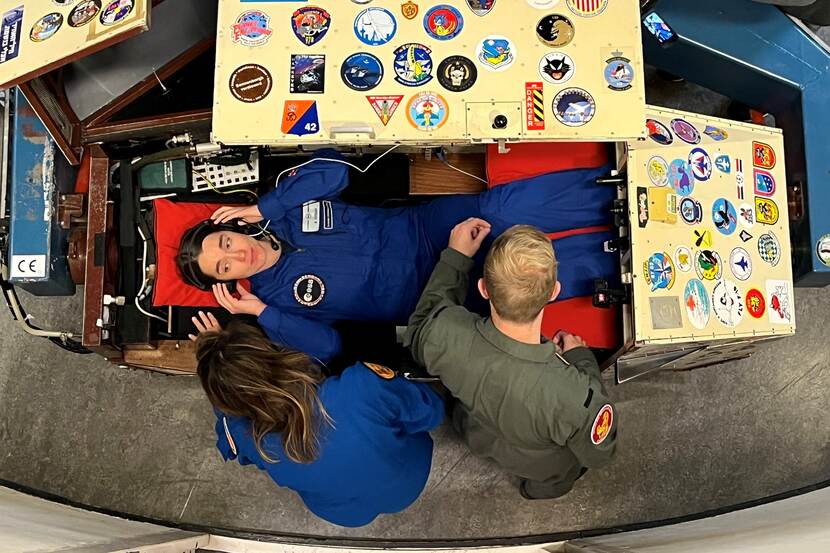 Rosemary Coogan uit het Verenigd Koninkrijk maakt zich op voor de centrifuge-training.